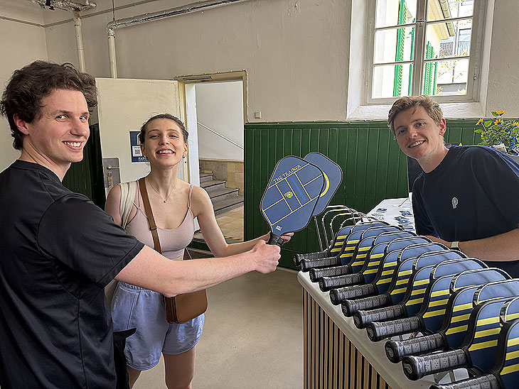 Die Schläger kann man vor Ort ausleihen: „PATO Pickleball“ eröffnete am 03.05.2025  (©Foto: Martin Schmitz)